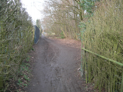 Ein schmaler Weg entlang der Grenze