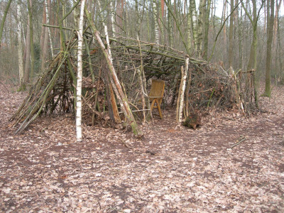 Eine riesige Holzhütte mit Stuhl